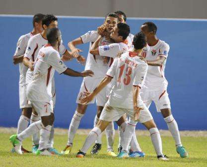 قويدر يتلقى التهنئة من زملائه بعد هدفه في مرمى كوريا الشمالية