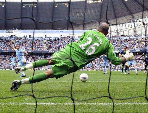الحبسي يتصدى لركلة جزاء من تيفيز مهاجم سيتي في 2011