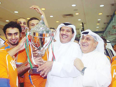رئيس كاظمة يرفع كاس الخرافي مع عدد من لاعبيه 