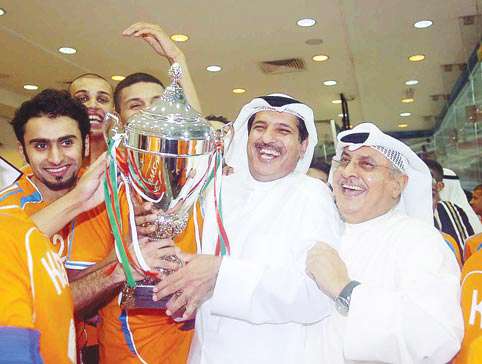 رئيس كاظمة يرفع كاس الخرافي مع عدد من لاعبيه 