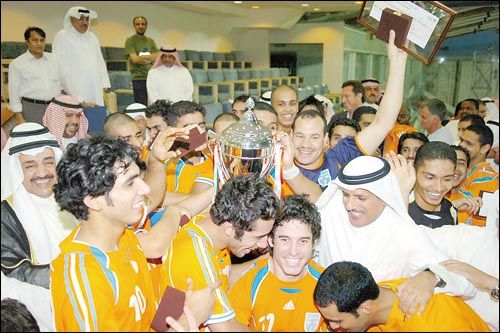 لاعبوا اثناء تتويجهم بالكأس 