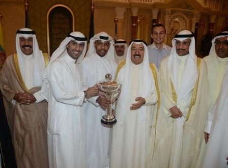 أمير الكويت وولي العهد مع مرزوق الغانم الرئيس الفخري للكويت وبعض لاعبي العميد أبطال كأس الاتحاد الآسيوي