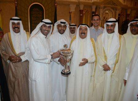 أمير الكويت وولي العهد مع مرزوق الغانم الرئيس الفخري للكويت وبعض لاعبي العميد أبطال كأس الاتحاد الآسيوي