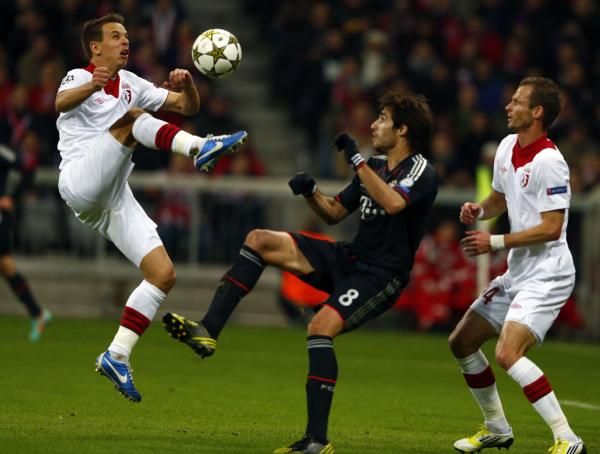 2012-11-07t205139z_1529562556_bm2e8b71oo401_rtrmadp_3_soccer-champions_reuters