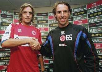 وودغايت يصافح مدربه جاريث ساوثجايت