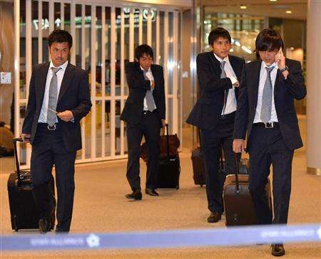 لاعبي منتخب اليابان في مطار ناريتا قبل سفرهم إلى الدوحة القطرية