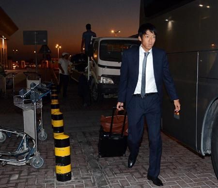 لاعب الوسط كينجو ناكامورا عند وصوله للعاصمة القطرية الدوحة