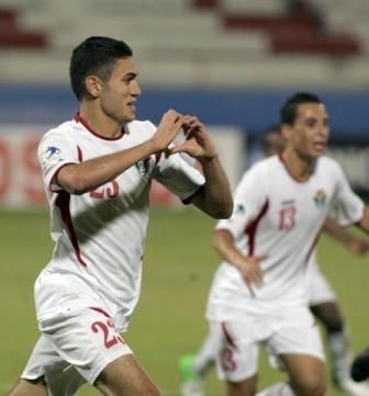 بلال قويدر خلال احتفاله بإحدى الأهداف في نهائيات آسيا