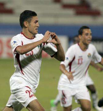 بلال قويدر خلال احتفاله بإحدى الأهداف في نهائيات آسيا