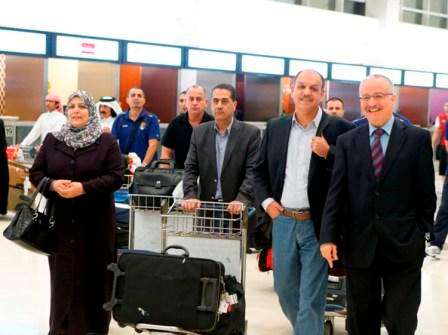 بعثة المنتخب لحظة وصولها مطار الدوحة