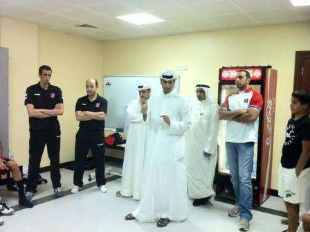 نائب رئيس نادي الكويت السيد خالد الغانم واعضاء مجلس الادارة بدر العصيمي وديين الديين في غرفة لاعبي الكويت لكرة اليد