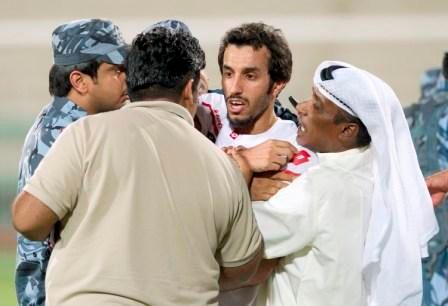 مشادة بين فهد عوض لاعب الكويت وبعض العاملين في العربي قبل تدخل الامن