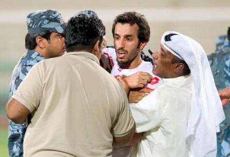 مشادة بين فهد عوض لاعب الكويت وبعض العاملين في العربي قبل تدخل الامن