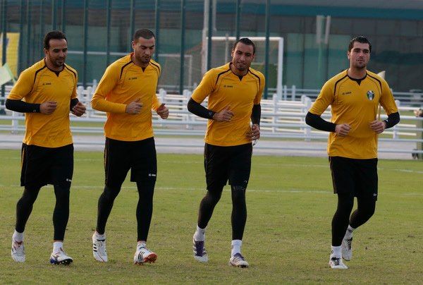 من تدريبات حراس المرمى ويظهر من بينهم شفيع