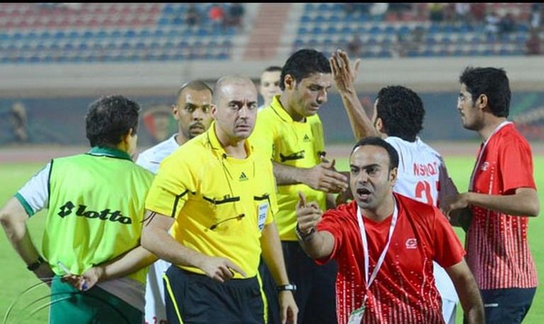 عادل عقله معترضا على الاداريين والجماهير