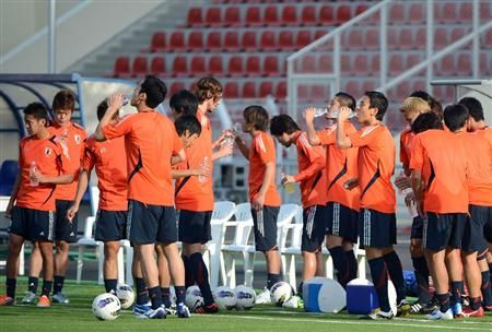 صورة من صحيفة سانكي سبورتس تكشف إستهلاك لاعبي اليابان الكثير من المياه في تدريب اليوم