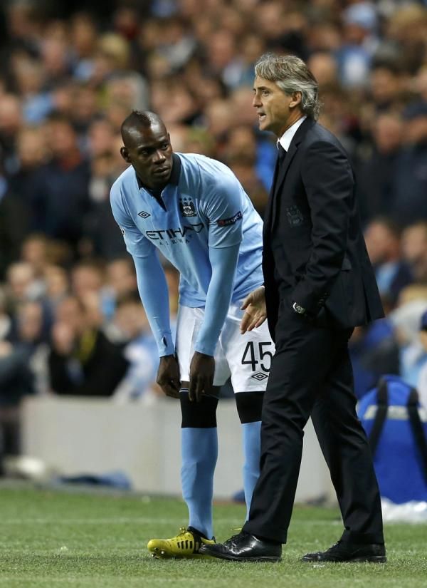 ماريو بالوتيللي (يسار)