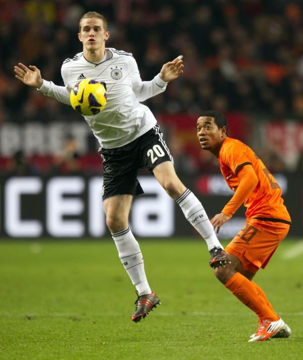 2012-11-14t213555z_143101982_bm2e8be1qaf01_rtrmadp_3_soccer-friendly-netherlands_reuters