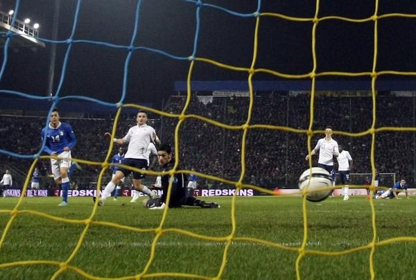 2012-11-14t204858z_1259232765_gm1e8bf0dcm01_rtrmadp_3_soccer-friendly_reuters