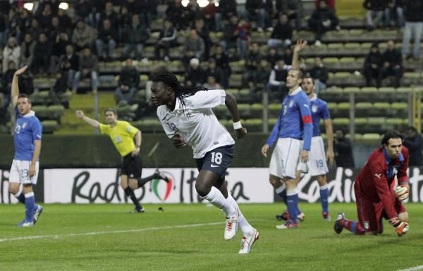 2012-11-14t213213z_376955372_gm1e8bf0fcu01_rtrmadp_3_soccer-friendly_reuters