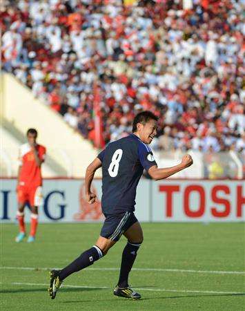 هيروشي كيوتاكي يحتفل بعد إحرازه هدف الأول بمرمى عمان