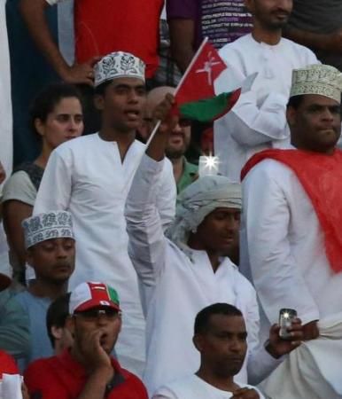 صورة من صحيفة سبونيتشي آنيكس التي تشتبه في استخدام الجماهير العمانية أشعة الليزر على لاعبي اليابان