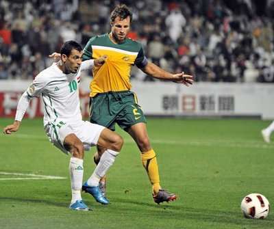 يونس محمود (يسار)