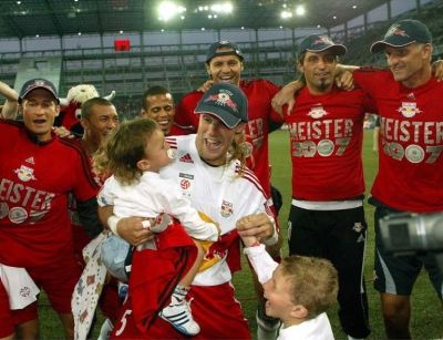 فرحة لاعبي سالزبورغ بالفوز بالدرع 