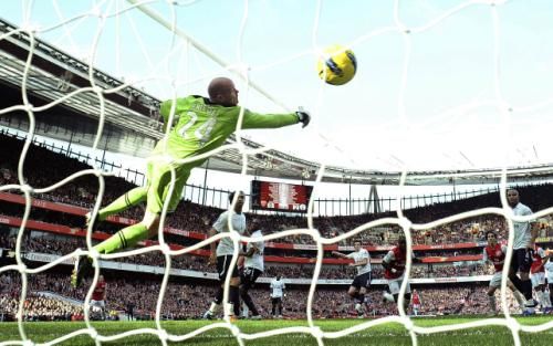 توتنهام يحمل ذكريات أليمة في ملعب الإمارات