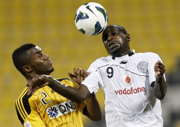 ممادو نيانج لاعب السد يلعب الكرة برأسه