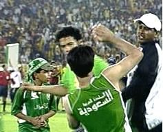خليفة (يمين) يهاجم عبدالغني  وسط ترقب هزازي