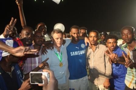 الفرنسي جارزيتو وكاريكا يحتفلان مع الجماهير بالكأس 