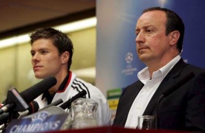 زابي ألونسو و مدربه رافاييل بينيتيز في المؤتمر الصحفي