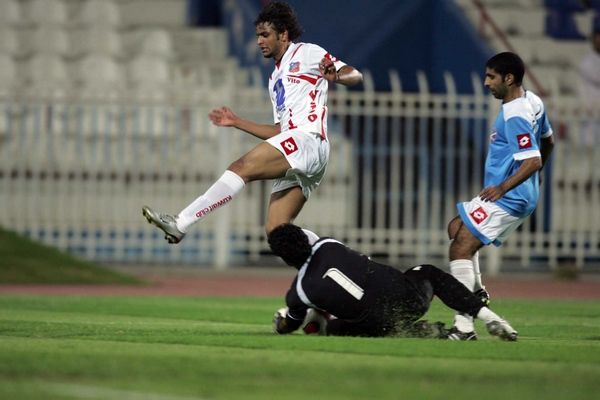 خالد عجب مهاجم الكويت في لقاء سابق امام السالمية 