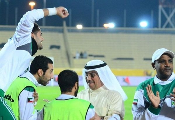 جمال الكاظمي يحتفل مع اللاعبين بالفوز