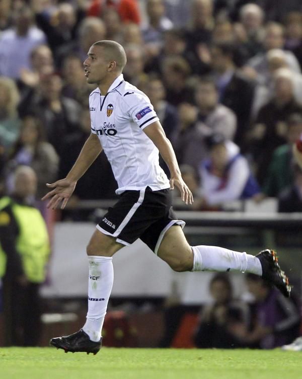 2012-11-20t221339z_605142253_gm1e8bl0h9z01_rtrmadp_3_soccer-champions_reuters