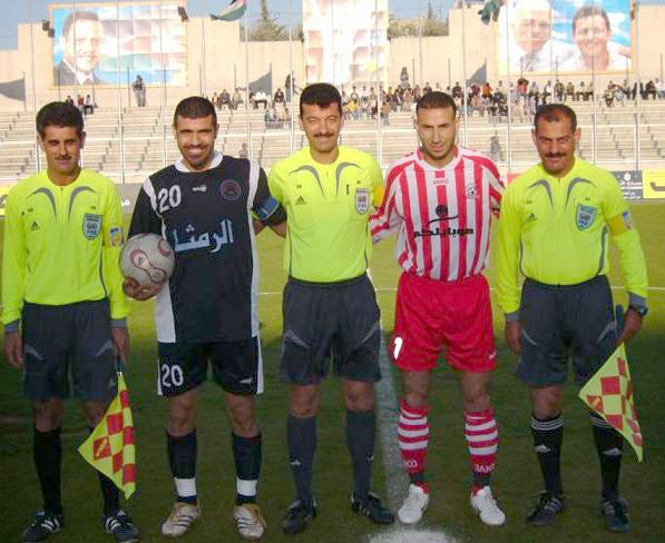 عصام ابو طوق (شباب الاردن) وبدران الشقران (الرمثا) وحكام اللقاء وبعدســــة كوورة 