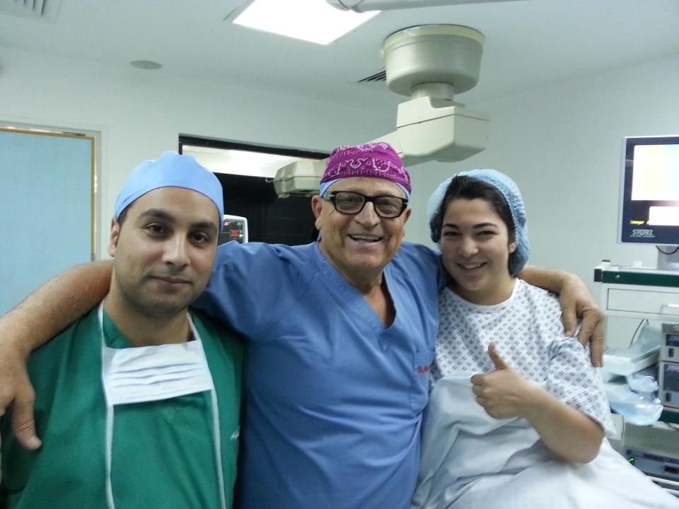 المرضعة مع طبيبها بعد اجراء العملية