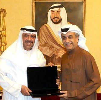 الشيخ أحمد الفهد مع رئيس اتحاد الكرة البحريني الشيخ سلمان بن ابراهيم آل خليفة 