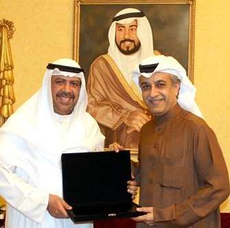 الشيخ أحمد الفهد مع رئيس اتحاد الكرة البحريني الشيخ سلمان بن ابراهيم آل خليفة 