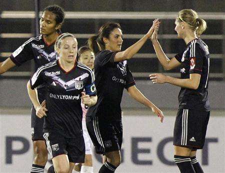 لاعبات فريق ليون الفرنسي بعد فوزهم الكبير على فريق إن تي في بيليزا الياباني