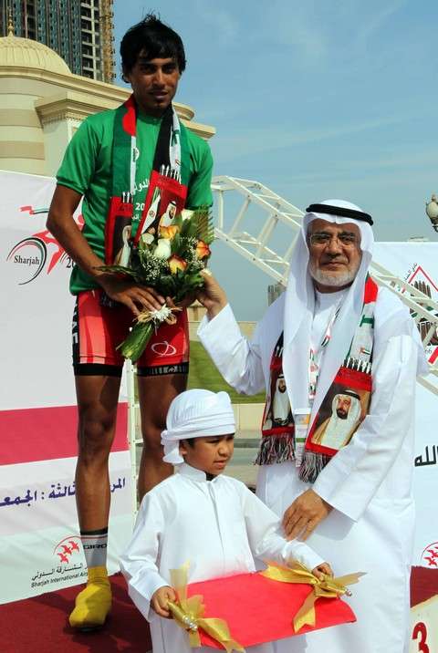  أحمد الفردان يسلم القميص الأخضر ليوسف ميرزا