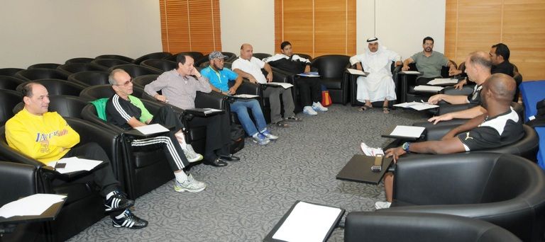 المدرب كالديرون يتوسط المدربين المحليين