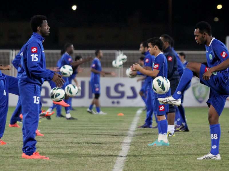 لاعبو الفتح يؤدون تدريبا بالكرة اليوم