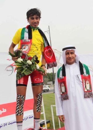 د.غانم الهاجري يكرم بطل طواف الشارقة