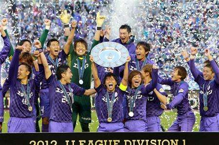 هيساتو ساتو يرفع درع الدوري الياباني الممتاز 2012