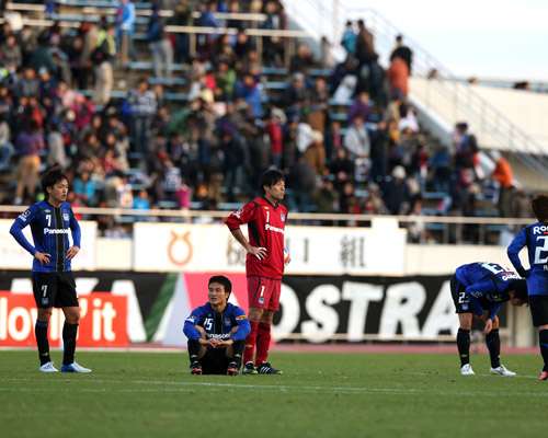 حسرة لاعبي فريق جامبا اوساكا الياباني بعد سقوطهم في فخ التعادل أمام إف سي طوكيو