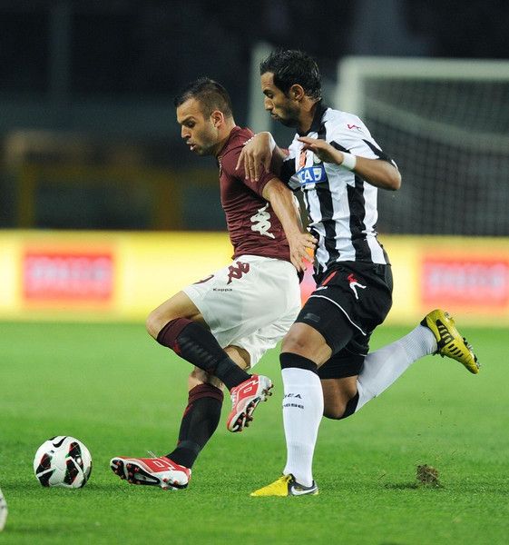 مهديو بن عطية بالقميص الأبيض والاسود