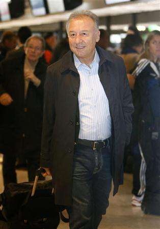 المدرب زاكيروني في مطار ناريتا الدولي قبل السفر إلى البرازيل