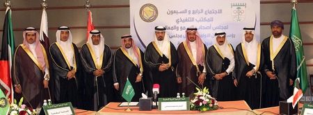 الشيخ احمد بن حمد يتوسط الامناء العامين للجان الاولمبية الخليجية في اجتماع المكتب التنفيذي